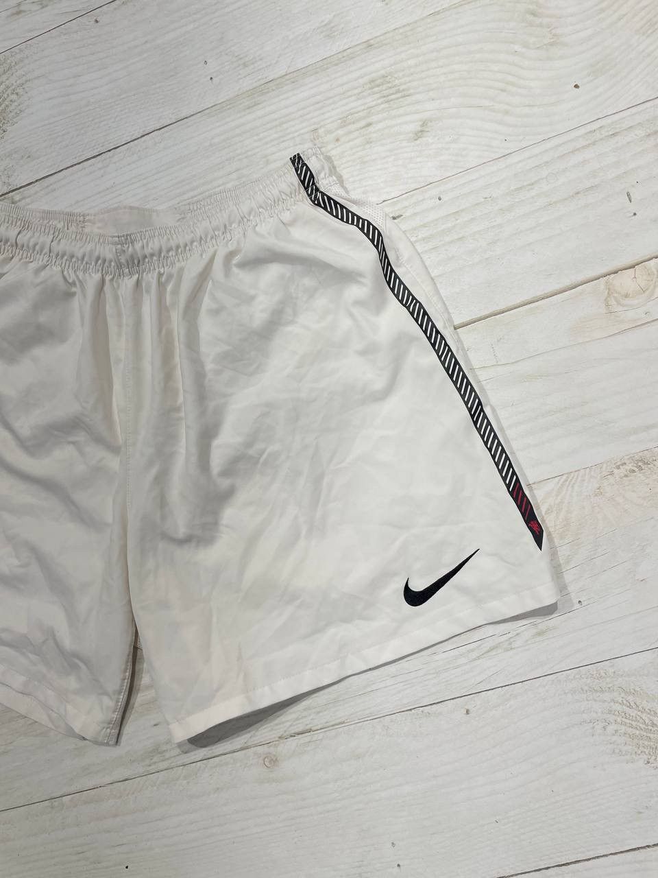 Nike NIKE MANCHESTER UNITED 2010 2011 HOME FOOTBALL SOCCER SHORTS Size US 36 / EU 52 - 4 Thumbnail