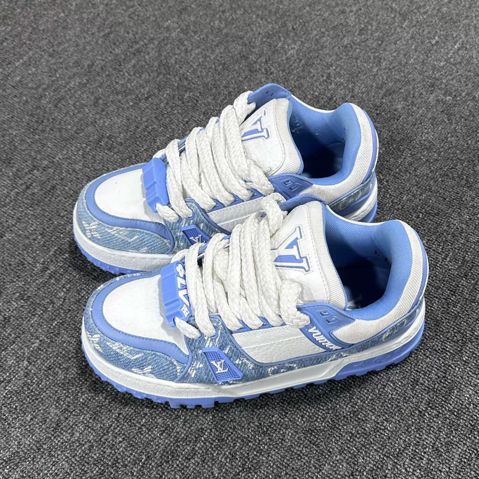Louis Vuitton Louis Vuitton blue white trainer 99 new 39 Size US 7.5 / IT 37.5 - 4 Thumbnail