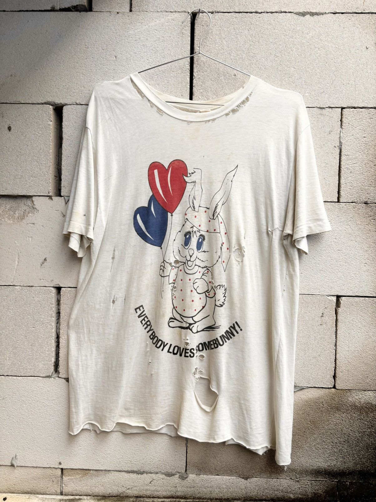 Vintage Thrashed EVERYBODY LOVES SOMEBUNNY T Shirt Distressed ERD Size US L / EU 52-54 / 3 - 1 Thumbnail