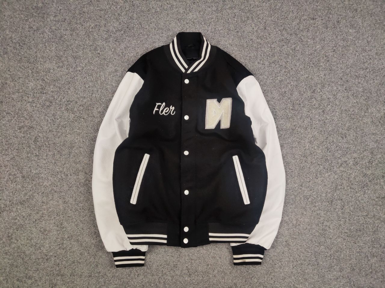 Japanese Brand Vintage 90's Japanese Black White Logo Varsity Bomber Jacket Size US L / EU 52-54 / 3 - 1 Thumbnail
