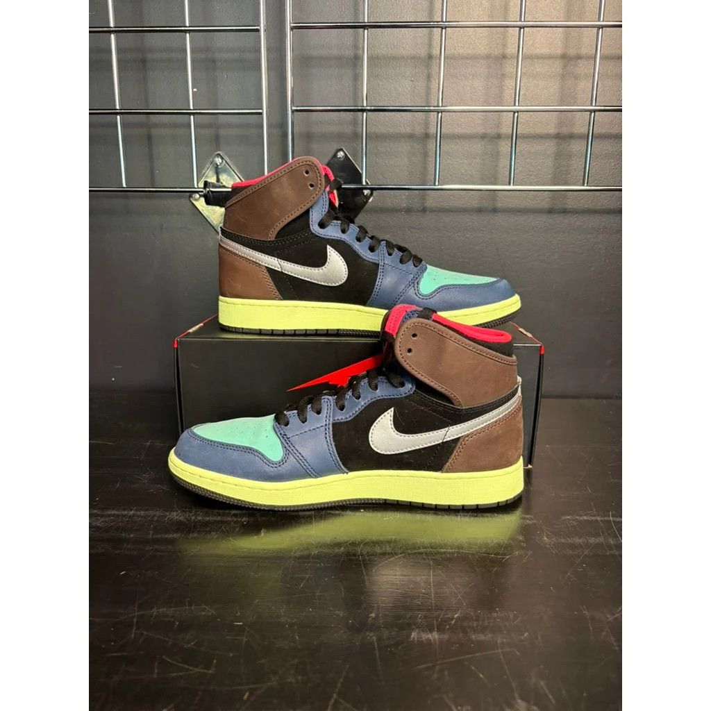 Jordan Brand Air Jordan 1 Retro High "Tokyo Bio Hack" (GS) **PRE-OWNED** Size US 7 / EU 40 - 2 Thumbnail