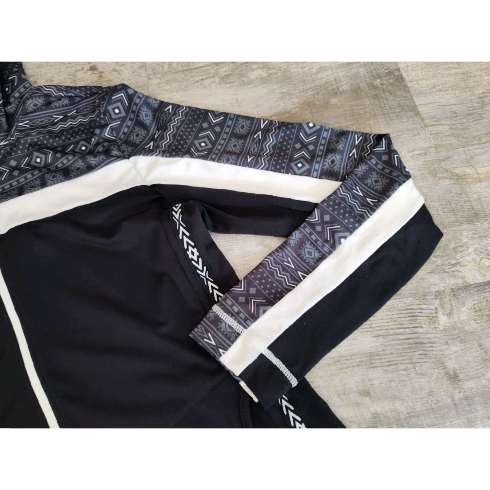Vintage VINTAGE Swix Women's Tista Mid-Layer Top Skiing Aztec Print Black M Size M / US 6-8 / IT 42-44 - 4 Thumbnail
