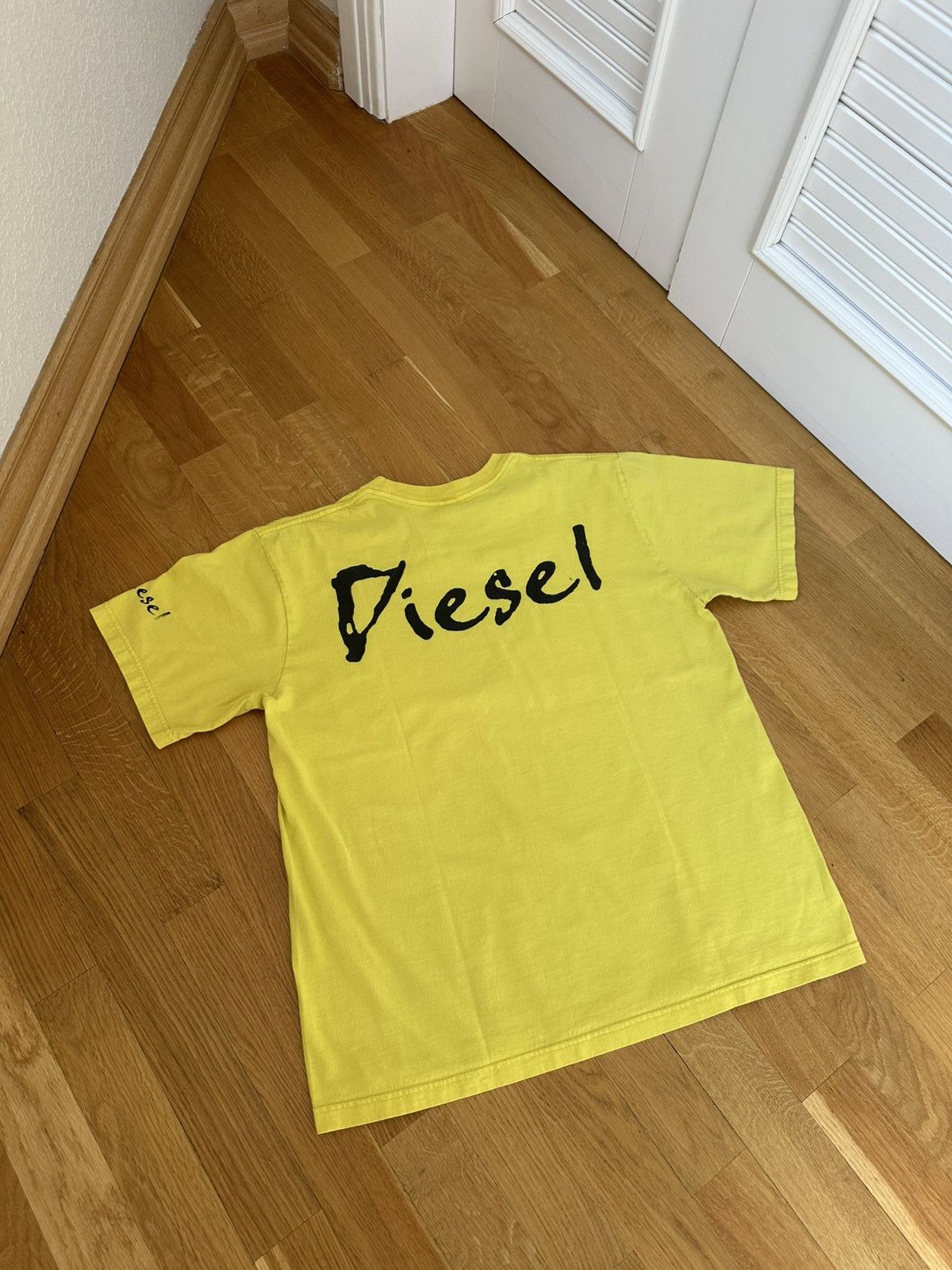 Diesel Vintage Mens Diesel Yellow T-shirt Big Logo Centre Fit Size US XL / EU 56 / 4 - 2 Thumbnail