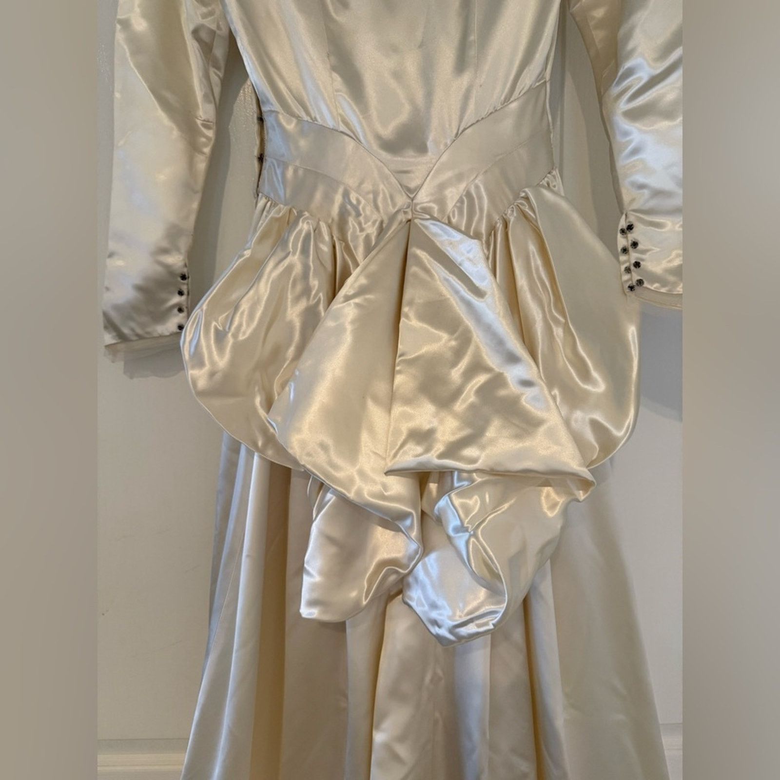 Handmade VNTG 1940’s Bustle Back Satin wedding dress small Size S / US 4 / IT 40 - 3 Thumbnail