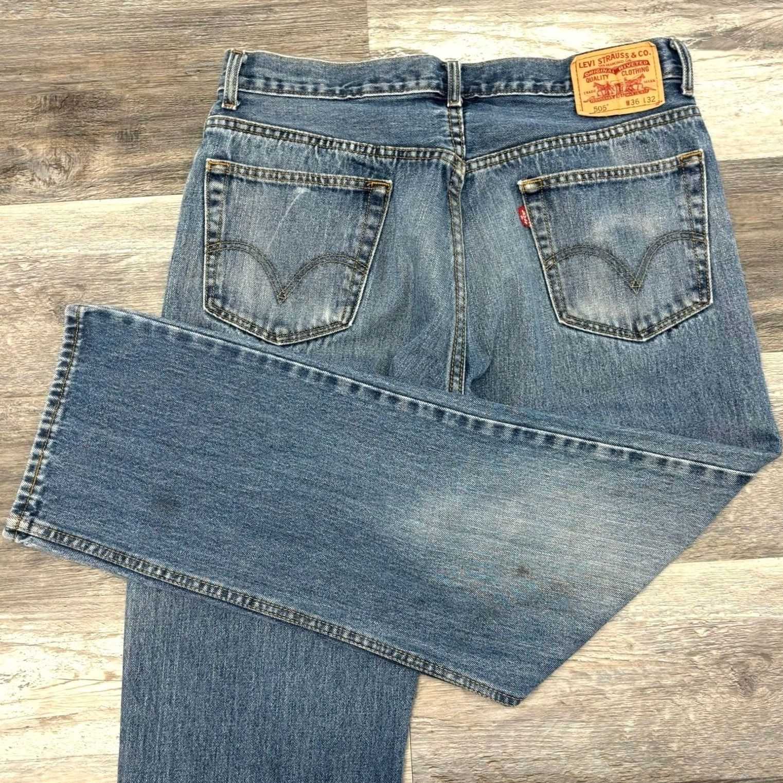 Levi's VINTAGE Levi's 505 Mens Jeans Denim Blue Regular Fit 36x31 Mid Wash Red Tab Boys? Womens? Size US 35 - 2 Thumbnail