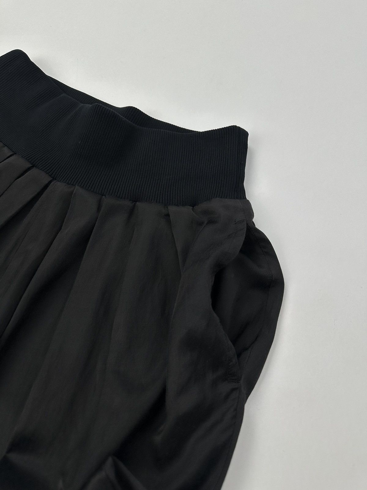 Limi Feu × Yohji Yamamoto Limi Feu Gabardine Drop Crotch Pleated Front Pants Size 26" / US 2 / IT 38 - 6 Thumbnail