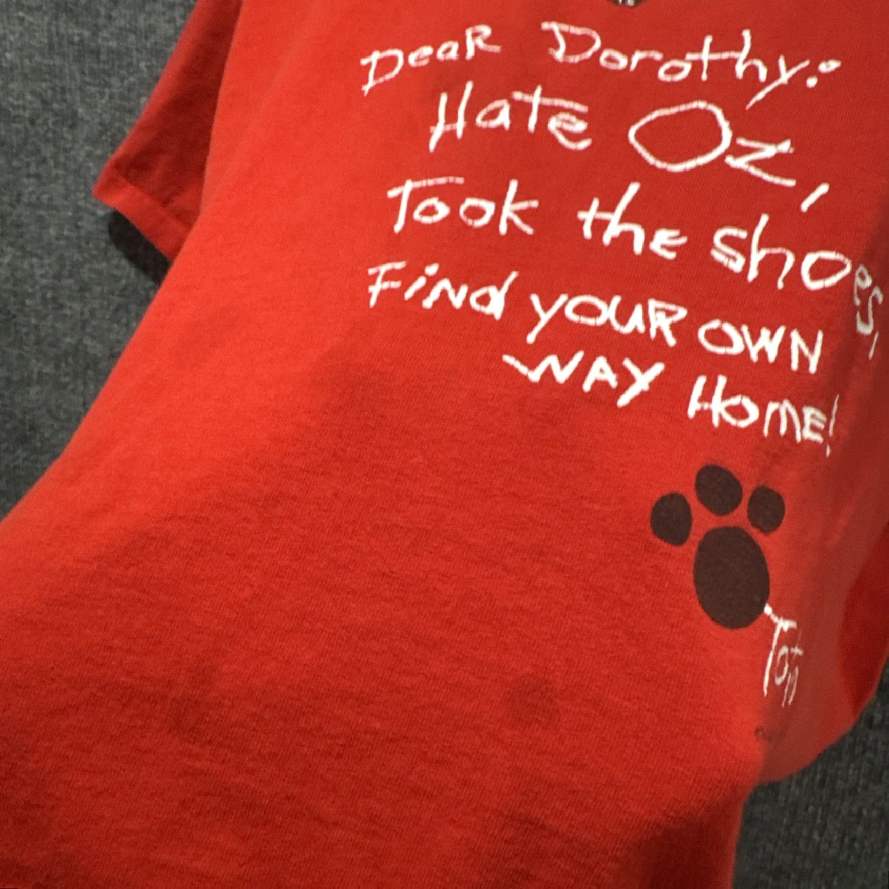 Gildan VINTAGE Wizard Of Oz Took The Shoes Toto Red T-Shirt Men’s 2XL HTF Y2K Mens 90s Gildan Regular Size 2XL Red T-Shirt Size US XXL / EU 58 / 5 - 3 Thumbnail
