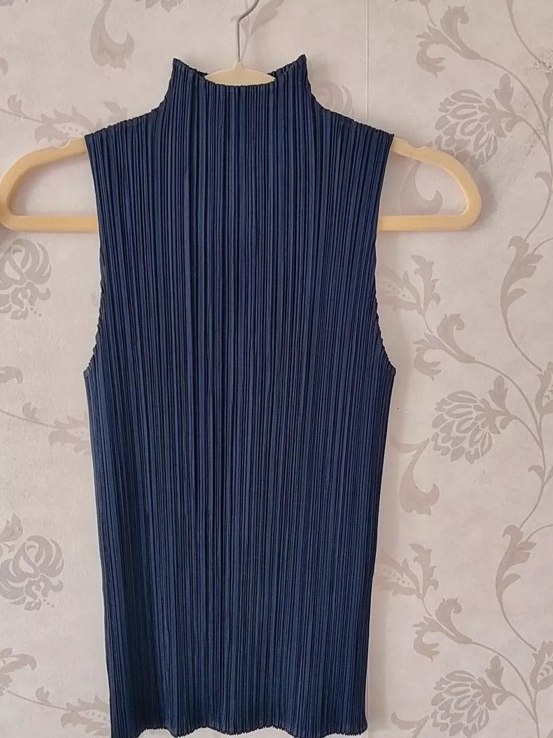 Issey Miyake size:3 A dark blue high-neck sleeveless vest