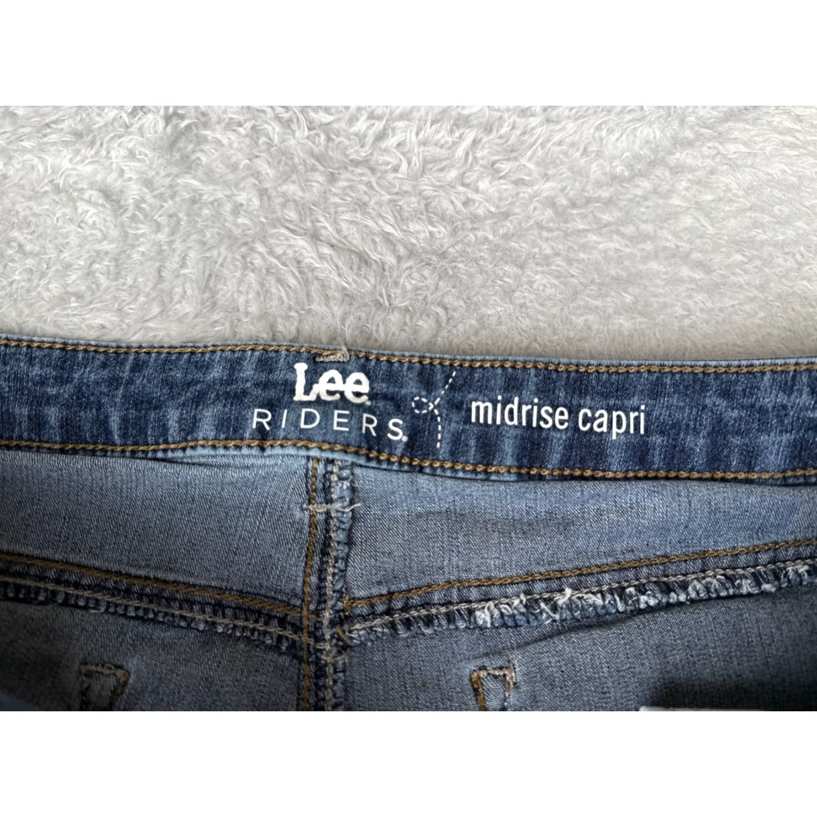 Lee Lee Jeans Womens Regular 16 Blue Denim Capri Mid Rise 34x20 5-Pocket Button Zip Cotton Blend Stretch Crop Jeans Women Size 38" / US 16 / IT 52 - 6 Thumbnail