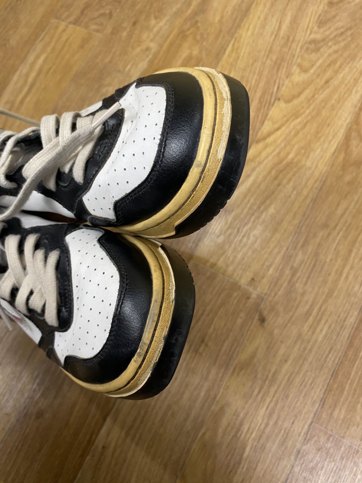 AUTRY Autry Medalist Black and White Mid Leather Sneakers Size: 42 Size US 9 / EU 42 - 9 Thumbnail