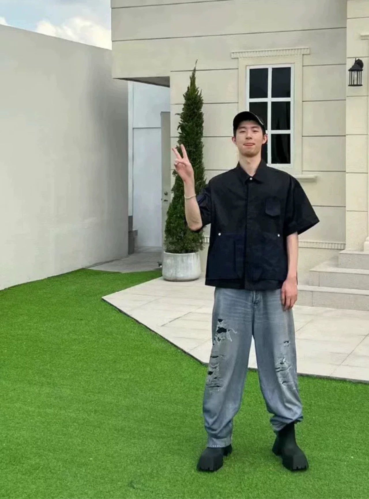 Balenciaga balenciaga 3d printed distressed denim pants Size US 26 / EU 42 - 7 Thumbnail
