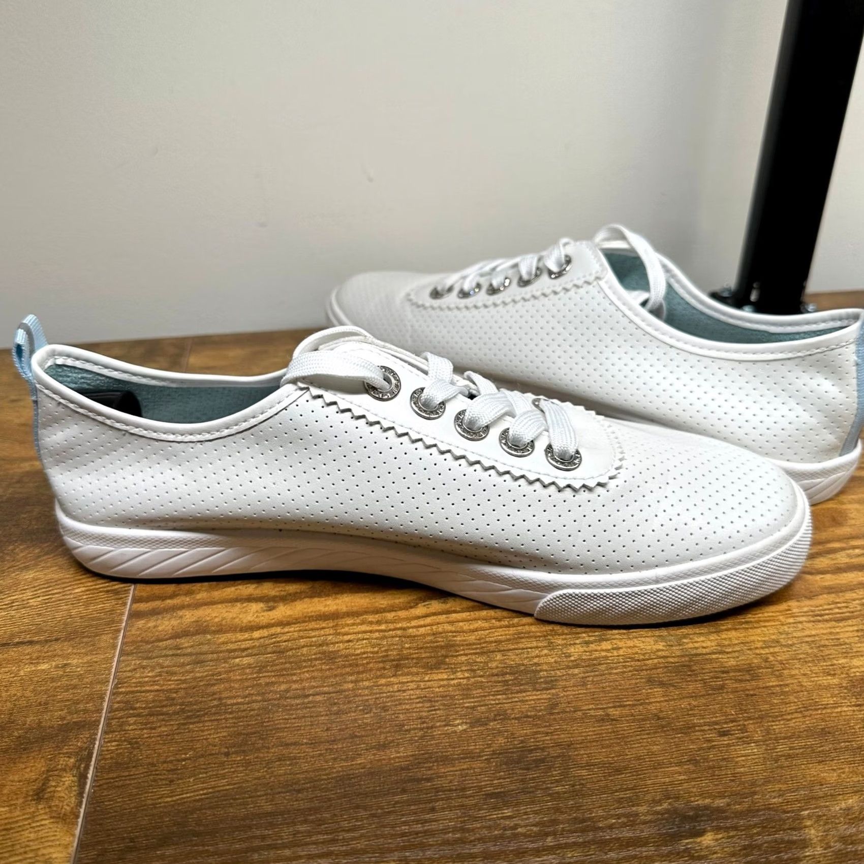 Tommy Bahama Tommy Bahama Womens White Perforated Low Top Lace Up Sneakers Scalloped Edge Shoes Gallery Brown? Size L / US 10 / IT 46 - 6 Thumbnail