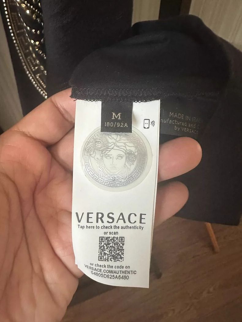 Versace Versace A gold classic T-shirt Size US M / EU 48-50 / 2 - 3 Thumbnail