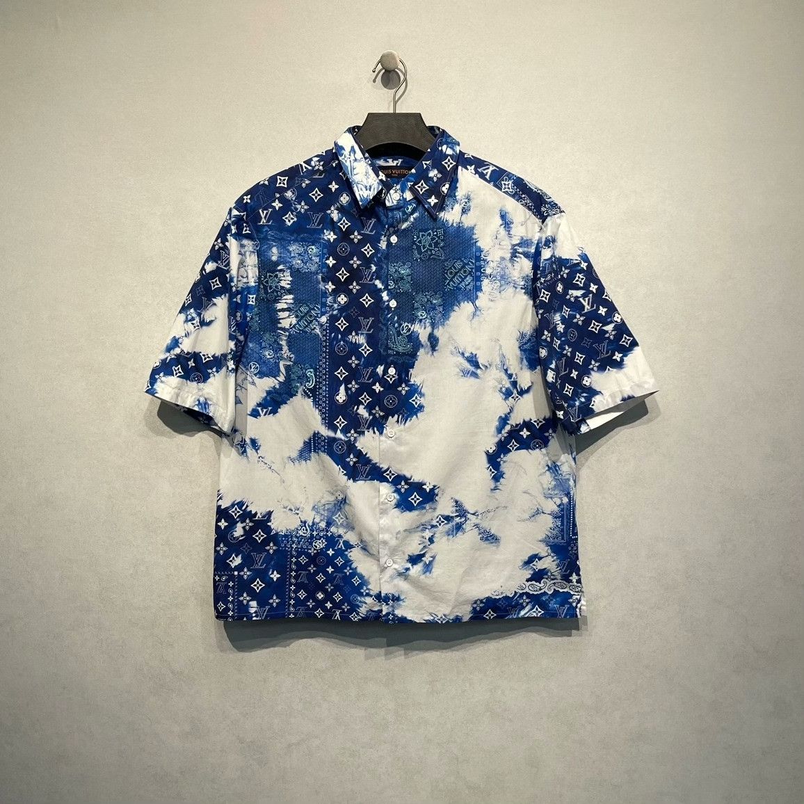 Louis Vuitton Louis Vuitton Tie-Dye Monogram Bandana Shirt XL Size US XL / EU 56 / 4 - 1 Thumbnail