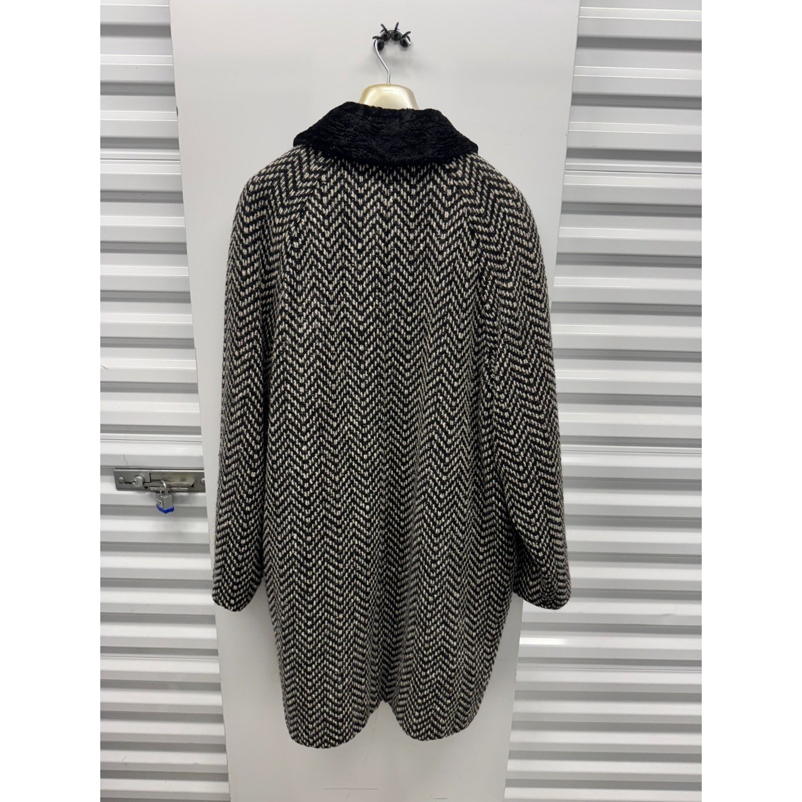 Versus Versus Gianni Versace herringbone wool coat size 36/50 Size US L / EU 52-54 / 3 - 3 Thumbnail