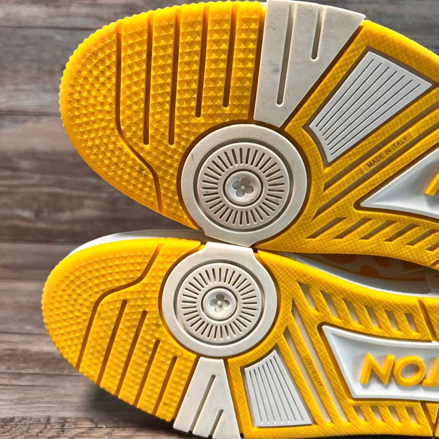 Louis Vuitton LV x Yayoi Kusama Trainer White Yellow UK7/41 Size US 8 / EU 41 - 7 Thumbnail