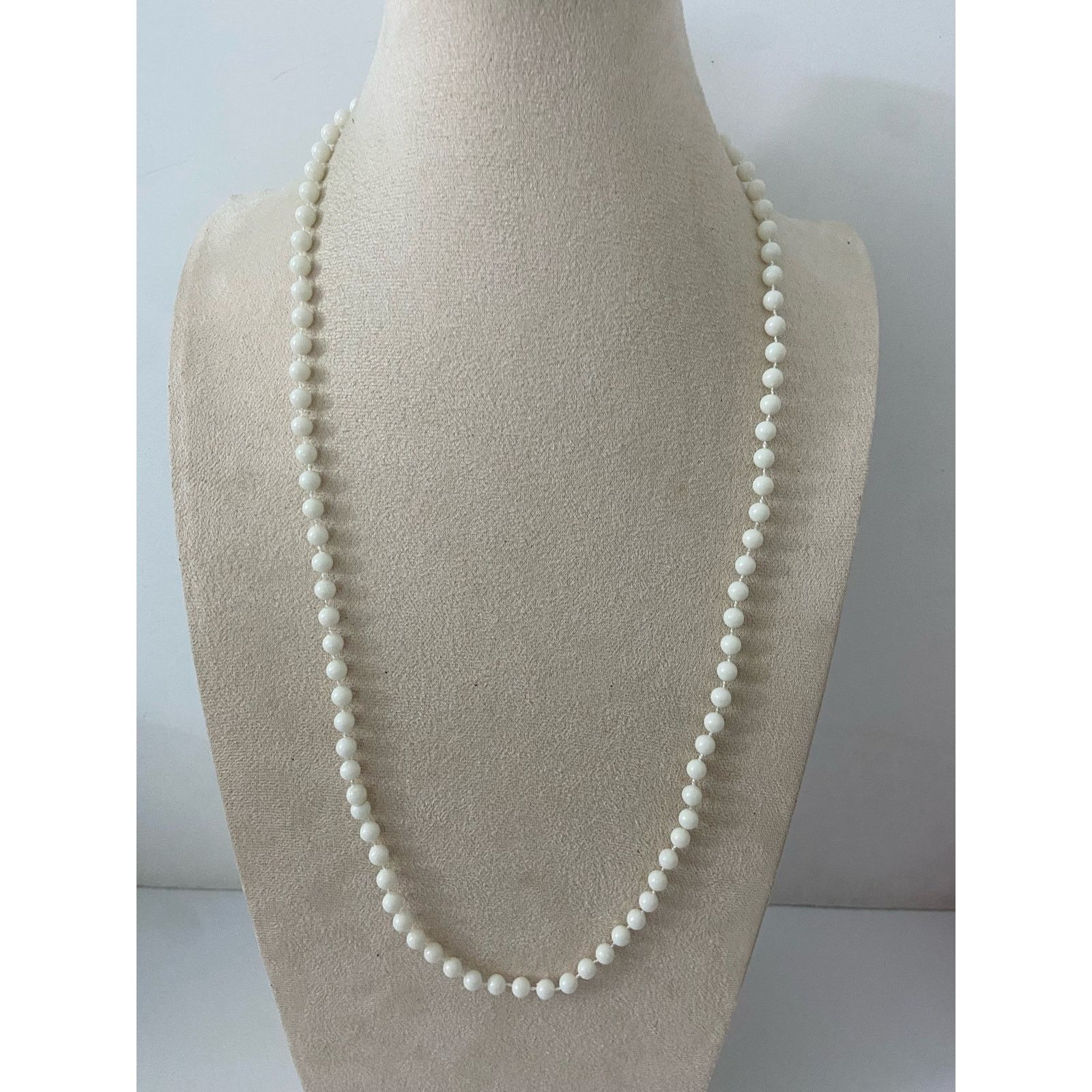 Vintage Vintage white bead necklace Size ONE SIZE - 1 Thumbnail
