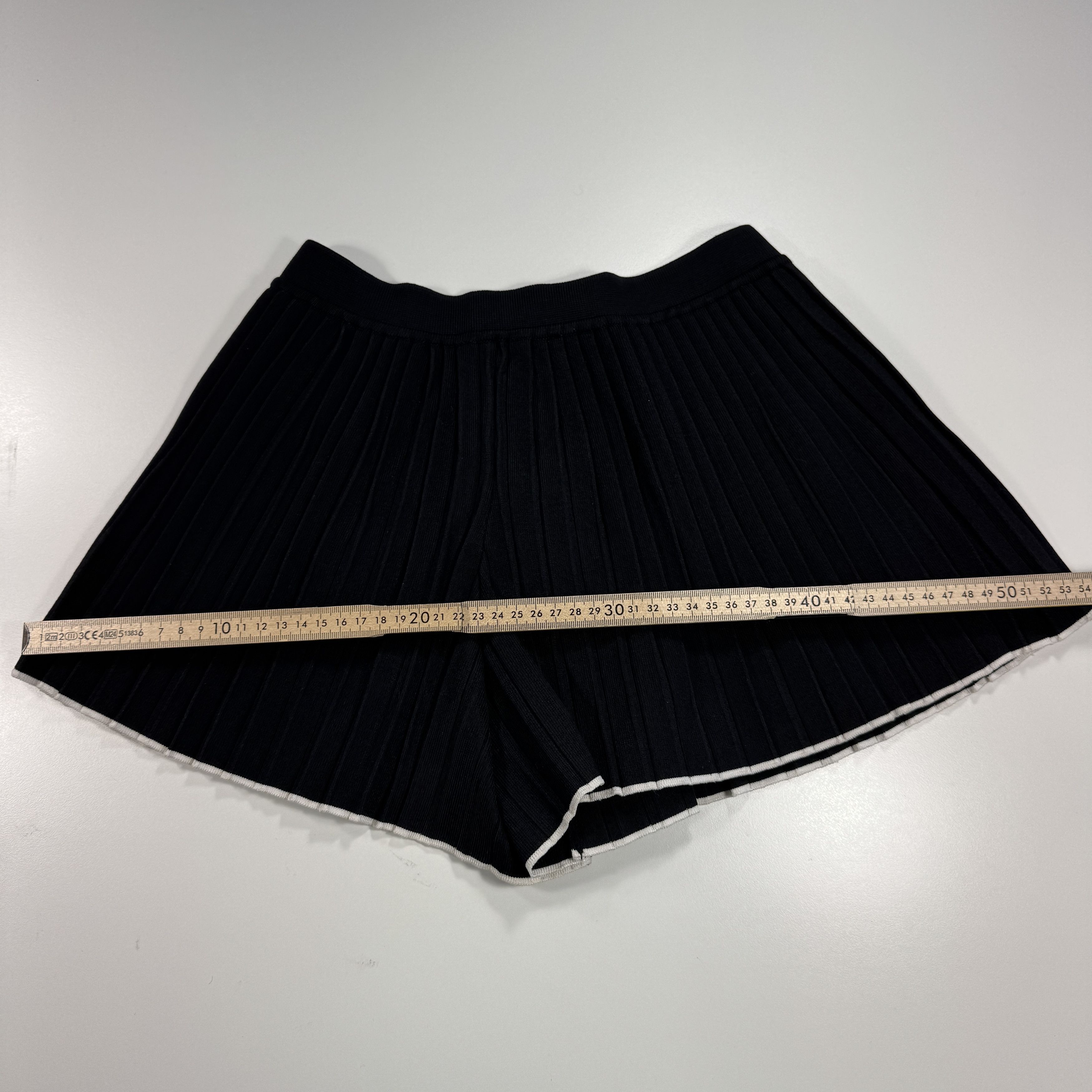 Jacquemus Jacquemus The Pleated Knit Shorts Size 34" / US 12 / IT 48 - 4 Thumbnail