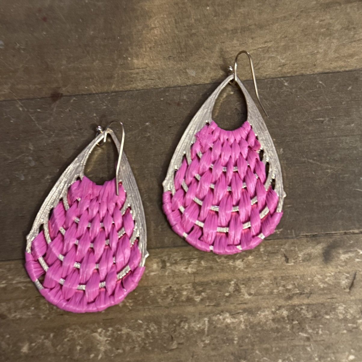 Other Gold tone woven hot pink raffia teardrop dangle earrings Size ONE SIZE - 4 Thumbnail