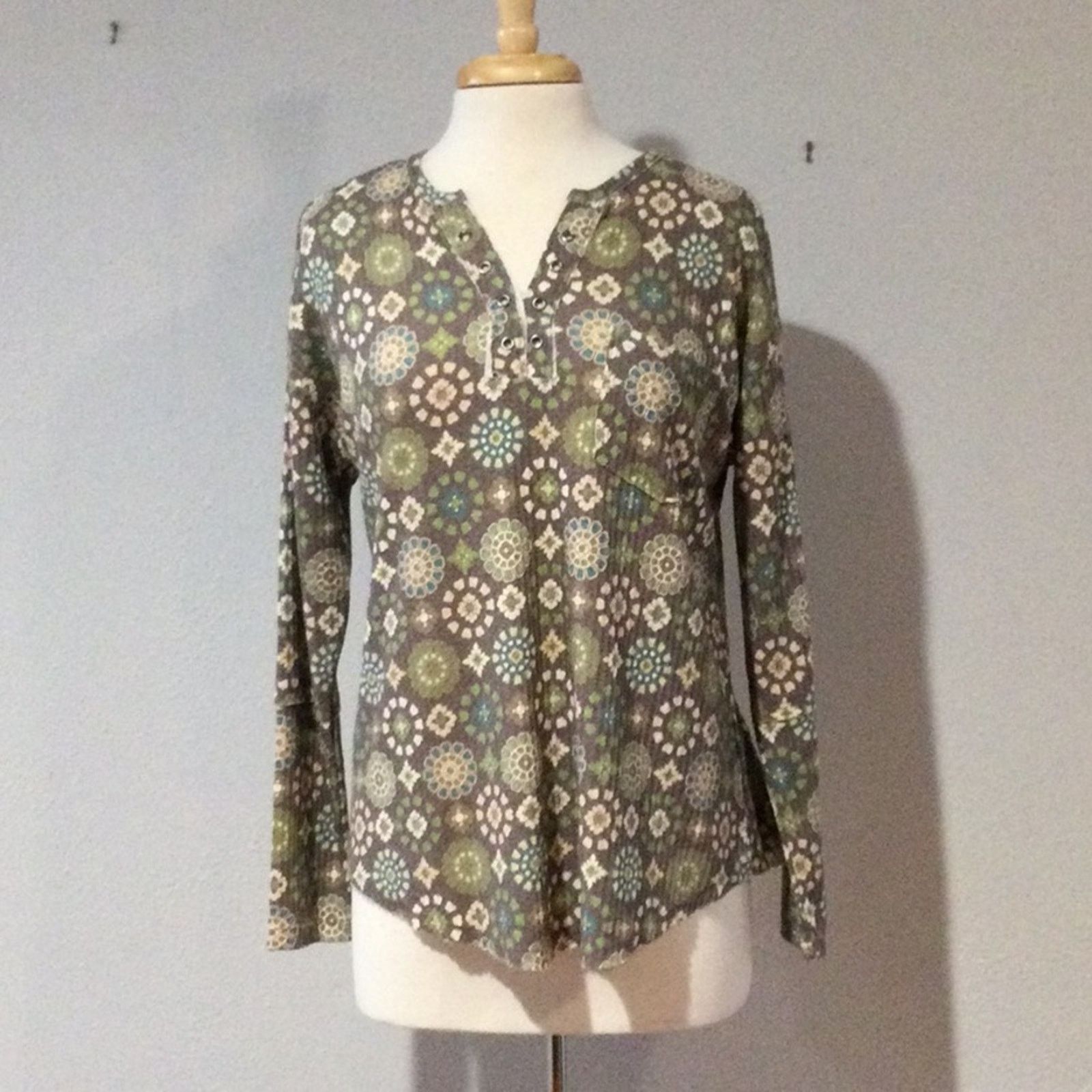 Other Cato Est 1946 Floral L/S Grommet Trim V-neck Knit Top Size M Size M / US 6-8 / IT 42-44 - 1 Thumbnail