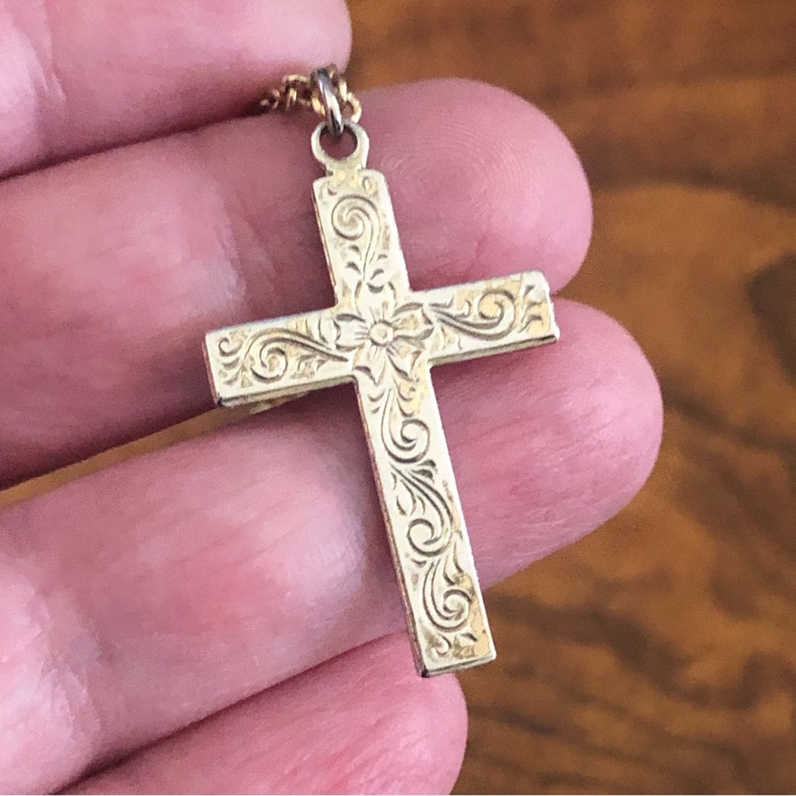 Vintage Vintage gold etched cross pendant on chain necklace Size ONE SIZE - 2 Thumbnail
