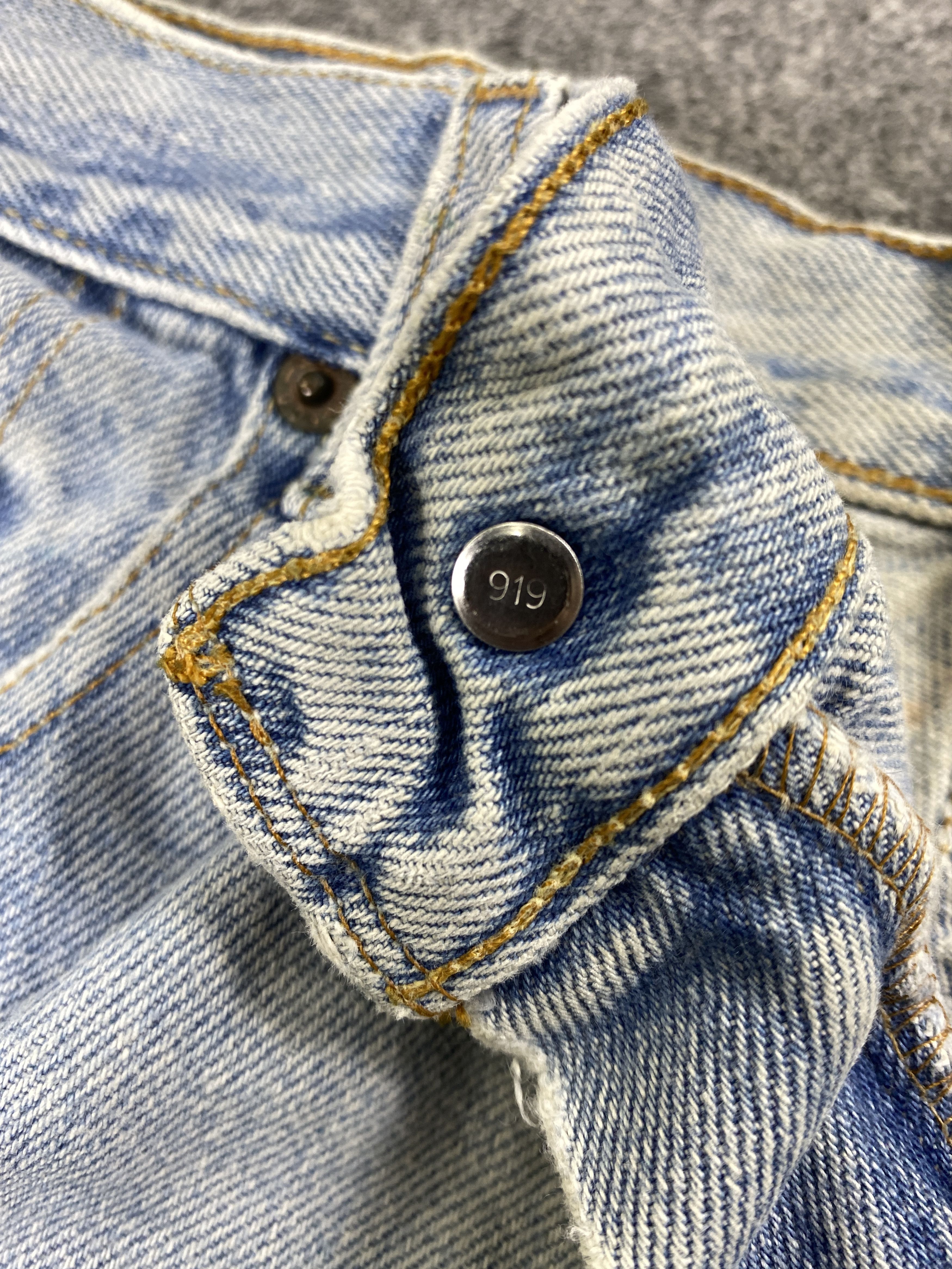 Levi's Light Blue Wash Vintage Levi's 550 35x29.5 Denim -SJ094 Size US 35 - 7 Thumbnail