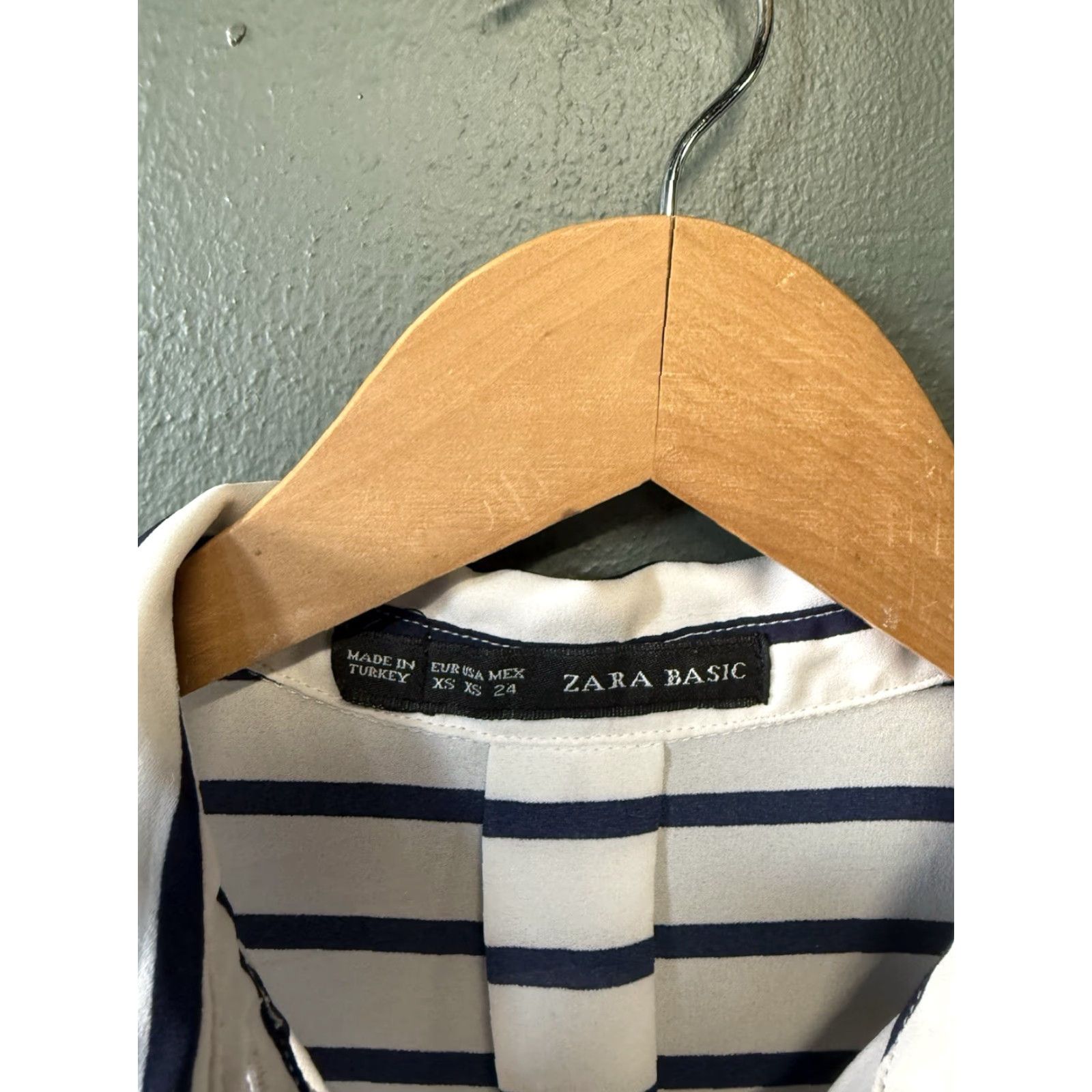 Zara Zara Womens White Striped Long Sleeve Button-Up Shirt XS Size White Striped Shirt Womens XS Buttons Up Collared Neckline Casual Basic Size XS / US 0-2 / IT 36-38 - 3 Thumbnail