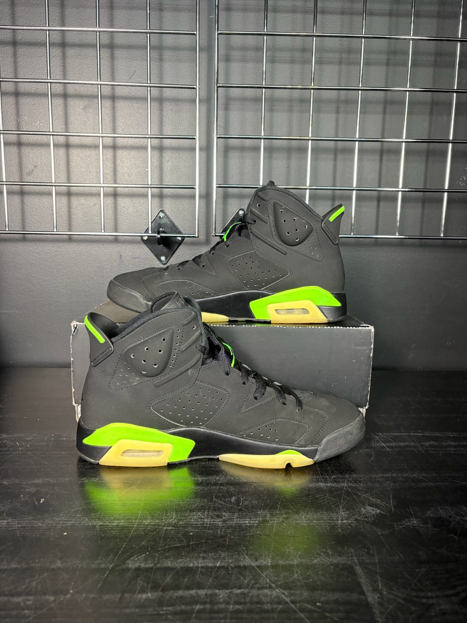 Jordan Brand Air Jordan 6 Retro "Electric Green" **PRE-OWNED** Size US 12 / EU 45 - 2 Thumbnail