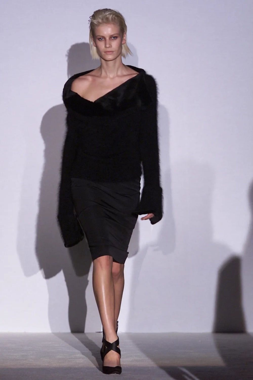 Gucci Runway Tom Ford For Gucci sweater from the F/W 2001 with fur Size S / US 4 / IT 40 - 1 Thumbnail