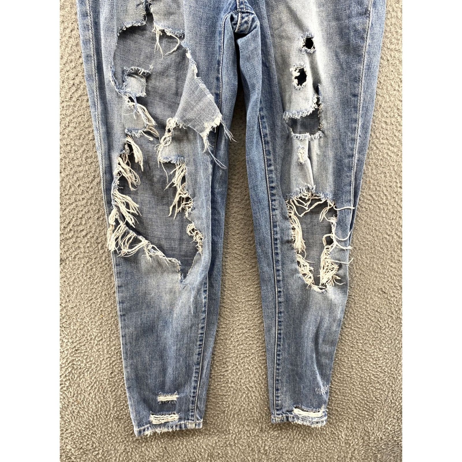 Buckle Black Buckle Black Mom Med Wash Distressed Thighs 24 in Womens Jeans 90s Style Size ONE SIZE - 2 Thumbnail