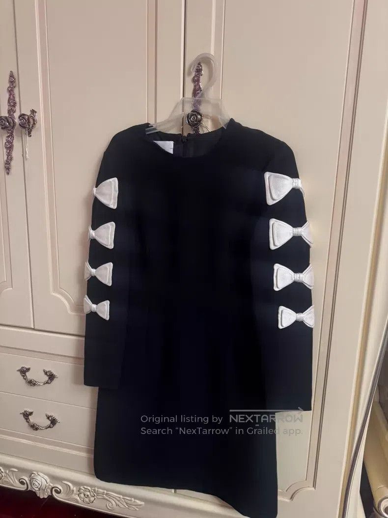 Valentino Valentino Black dress with bow Size L / US 10 / IT 46 - 1 Thumbnail