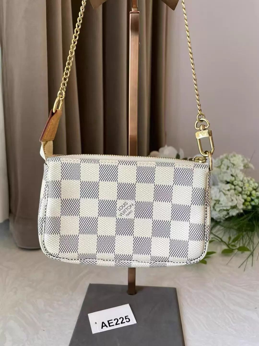 Louis Vuitton LV Mini Pochette 15x9.5x3 For Sale Size ONE SIZE - 1 Thumbnail