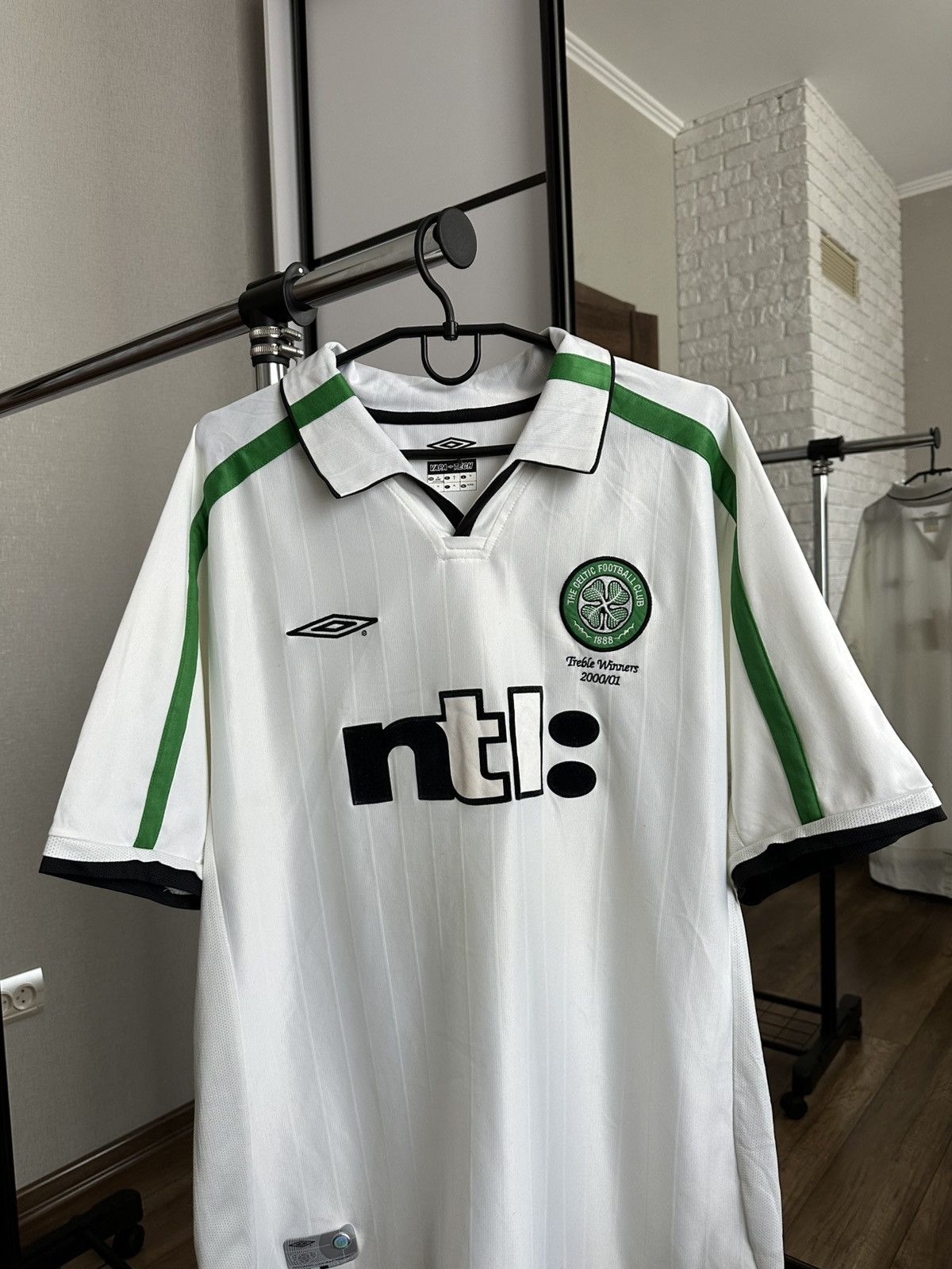 Umbro 2001/2002 Umbro Celtic FC Vintage Soccer Jersey T-Shirt Size US XL / EU 56 / 4 - 5 Thumbnail