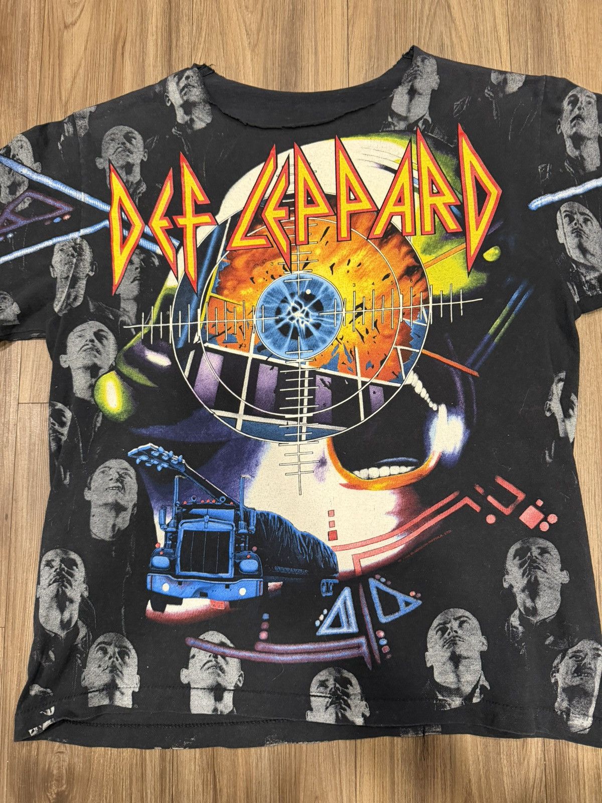 Giant Def Leppard 1992 Vintage AOP Hysteria Tour Tee Size US L / EU 52-54 / 3 - 2 Thumbnail