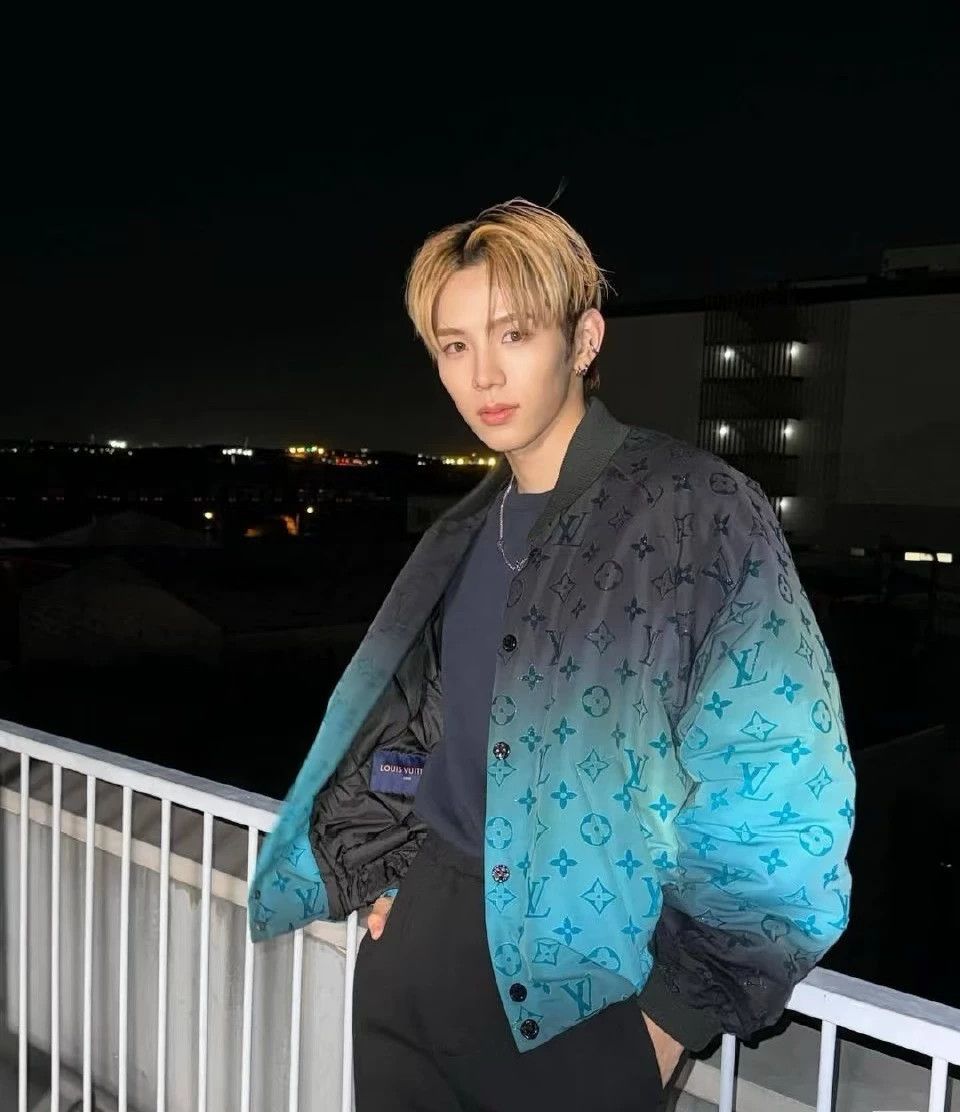 Louis Vuitton LV blue black gradient jacket 48 Size US M / EU 48-50 / 2 - 3 Thumbnail