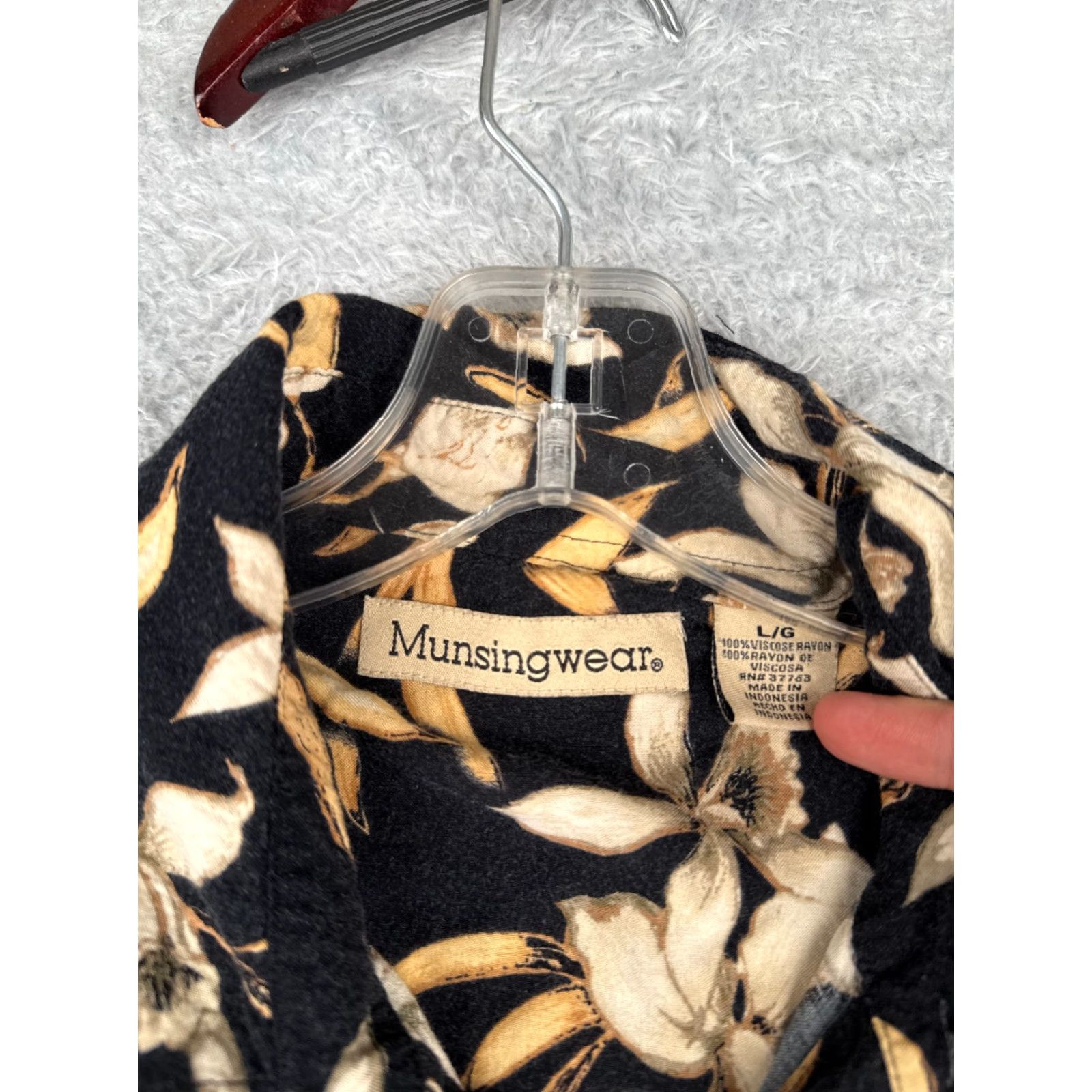 Vintage VINTAGE Munsingwear Shirt Men Large Black Beige Floral Button-Up 100% Rayon Hawaiian Resort Luau Aloha 40 in Chest Mens Size US L / EU 52-54 / 3 - 7 Thumbnail
