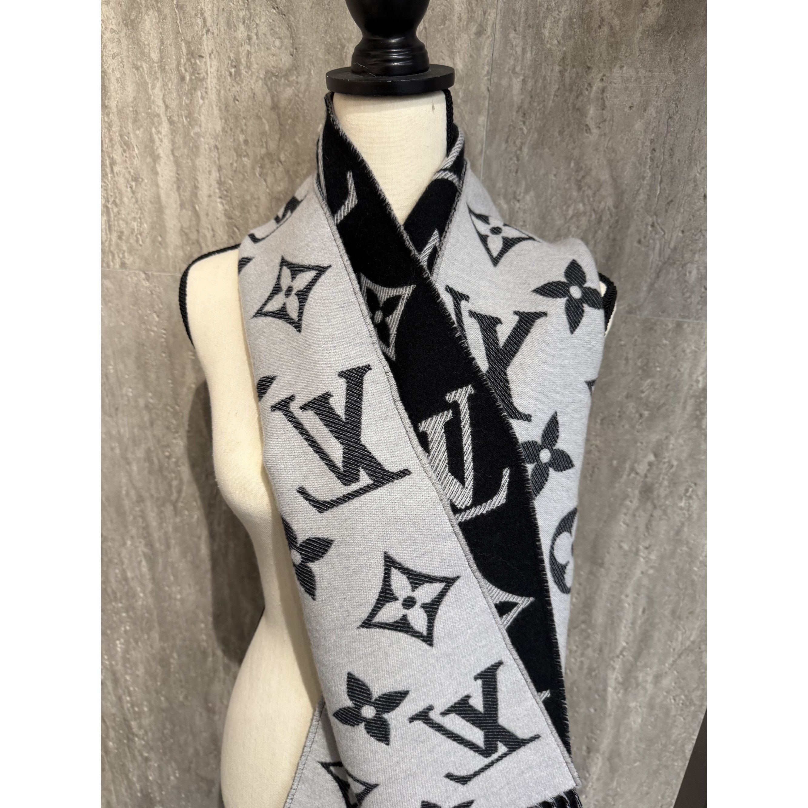 Louis Vuitton Louis Vuitton Monogram Wool Scarf Black & Gray Reversible Ma Size ONE SIZE - 1 Thumbnail