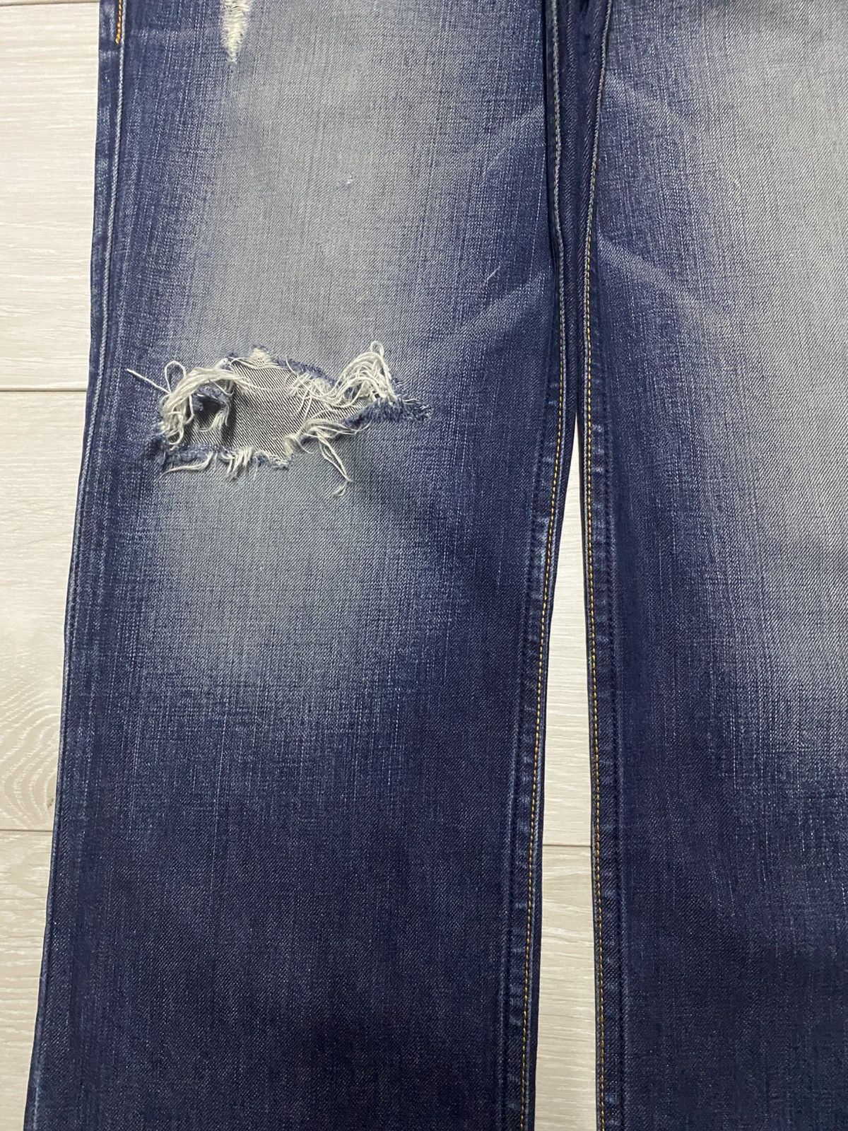Levi's Vintage Levis 504 Fade Wash Distressed Straight Loose Jeans Size US 32 / EU 48 - 11 Thumbnail