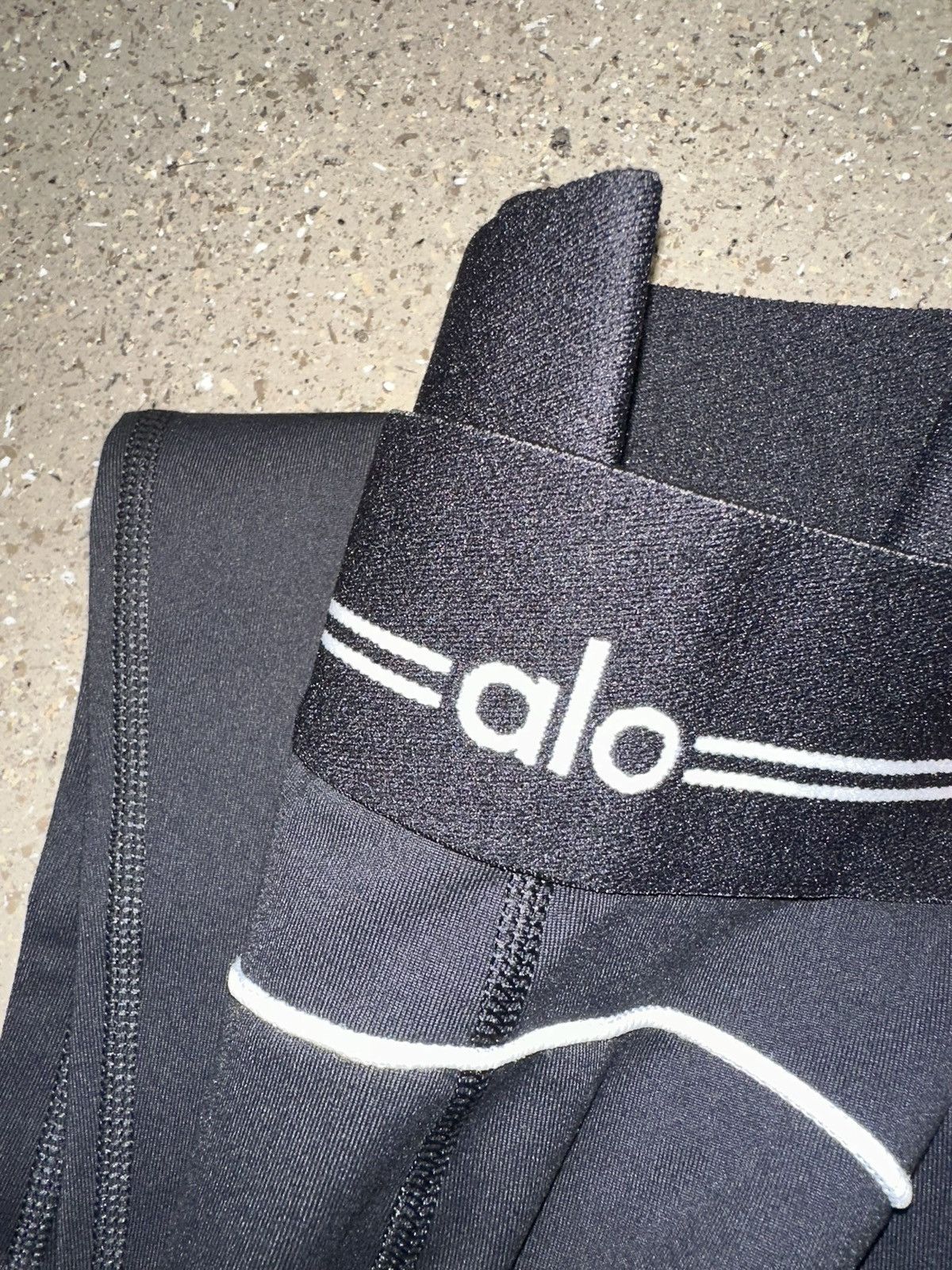 Alo Alo Yoga sets - multiple colors & sizes Size 27" / US 4 / IT 40 - 5 Thumbnail