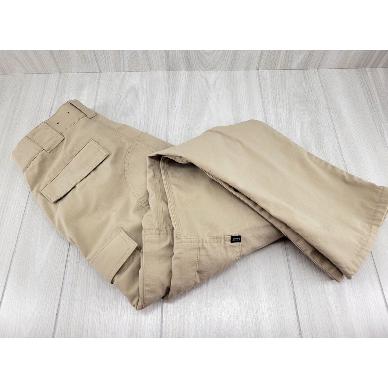 Vintage 5.11 Tactical Series Style 31.5-35 Inseam Regular Pants Tan Men Dress Pants Flat Front Beige 511 Vintage: No Mens Size US 31 - 6 Thumbnail