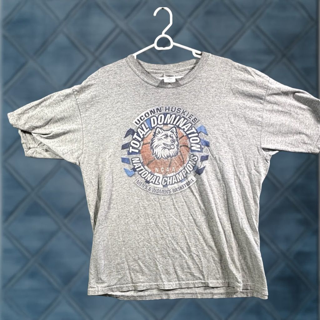 Vintage VINTAGE AND UConn Huskies T-Shirt Graphic Sport Size XL Men Gray White Nike? Size US XL / EU 56 / 4 - 1 Thumbnail