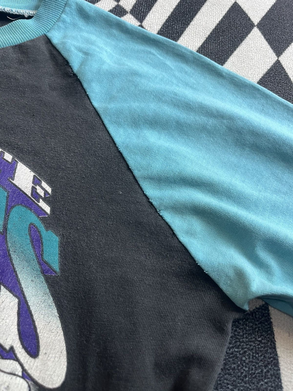 NBA Vintage CHARLOTTE HORNETS NBA 90’s Artwork Tshirt Size US M / EU 48-50 / 2 - 9 Thumbnail