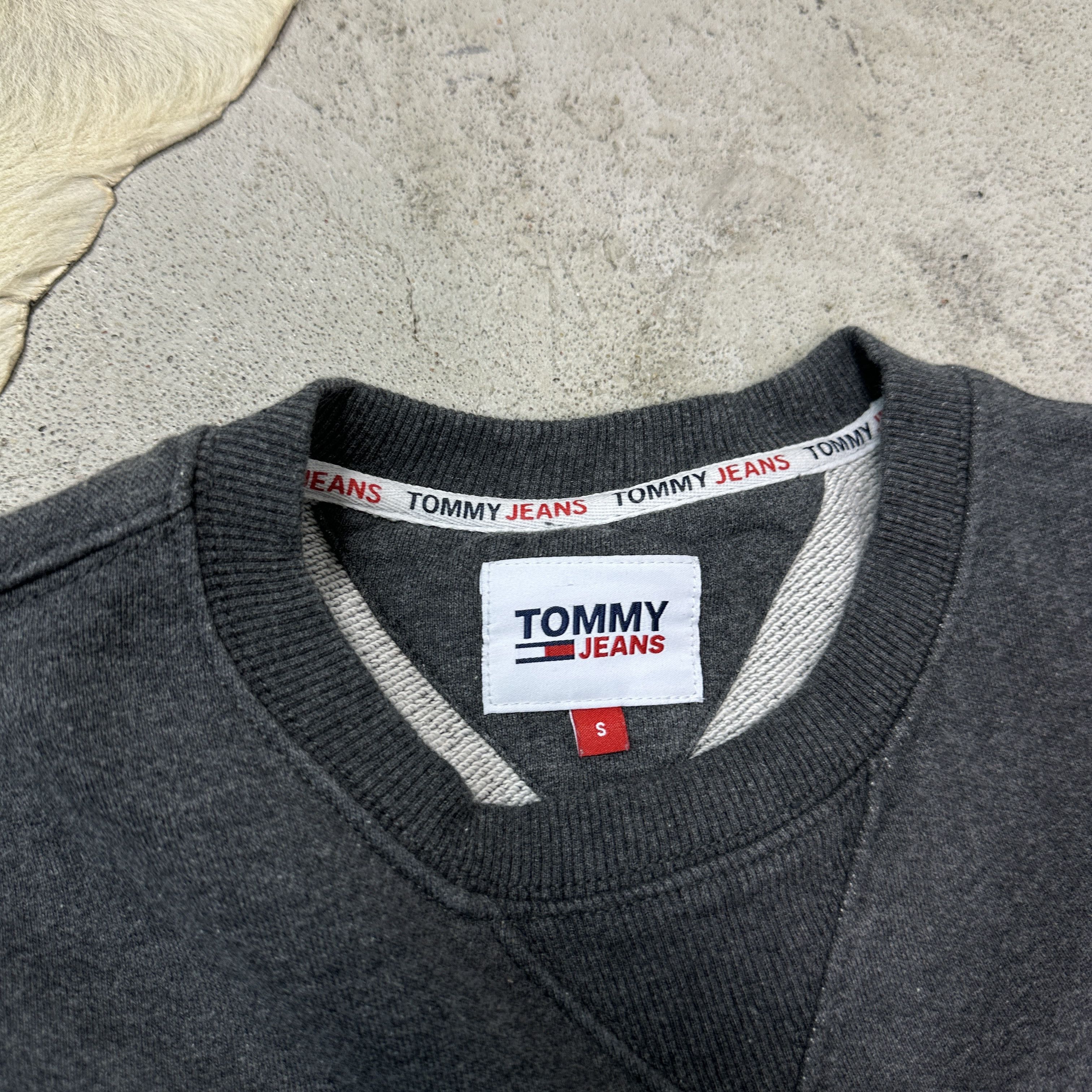Tommy Hilfiger Vintage Streetwear Sporty Tommy Hilfiger Sweatshirt Y2K Size US S / EU 44-46 / 1 - 4 Thumbnail