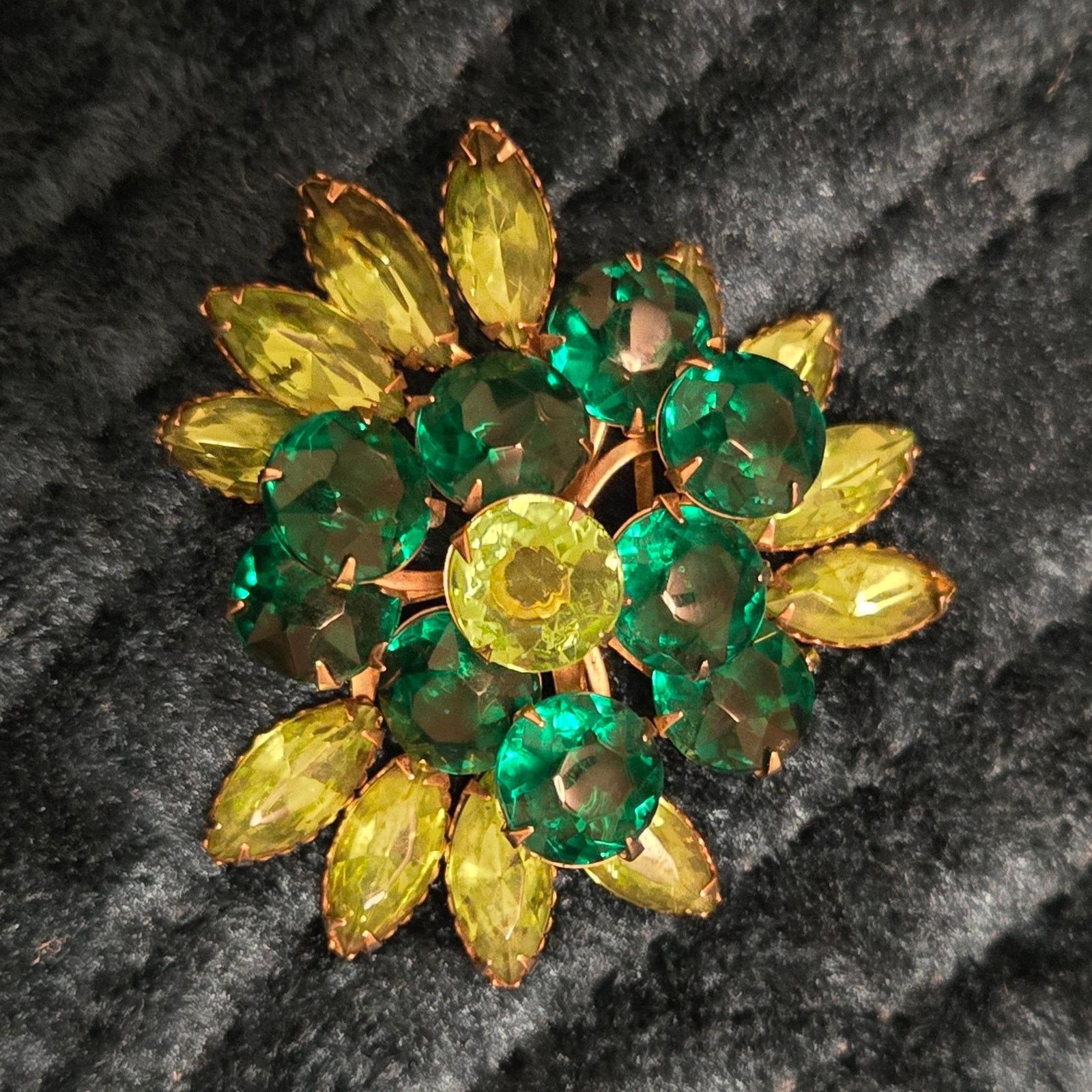 Jewelry Stunning Vintage Green Rhinestone Brooch Size ONE SIZE - 1 Thumbnail