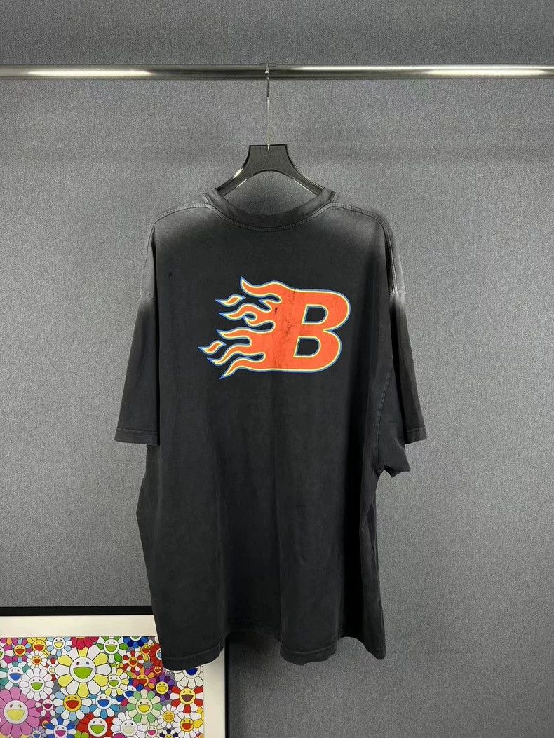 Balenciaga Flame letters do old damage short sleeves.