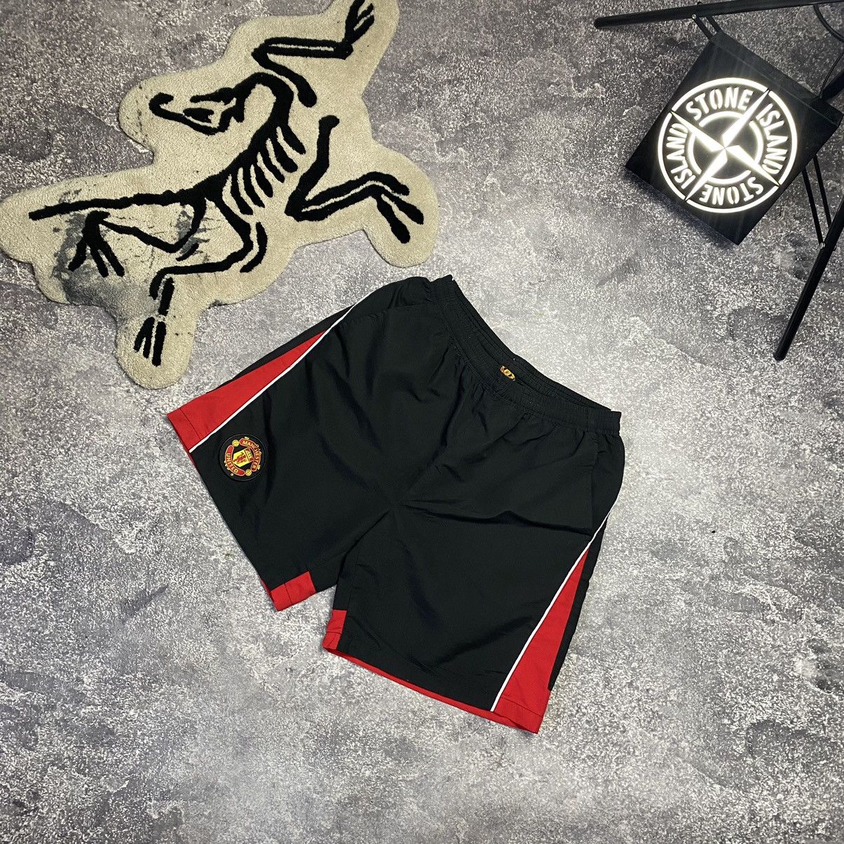 Vintage Vintage Manchester United Small Logo football team shorts Size US 34 / EU 50 - 1 Thumbnail