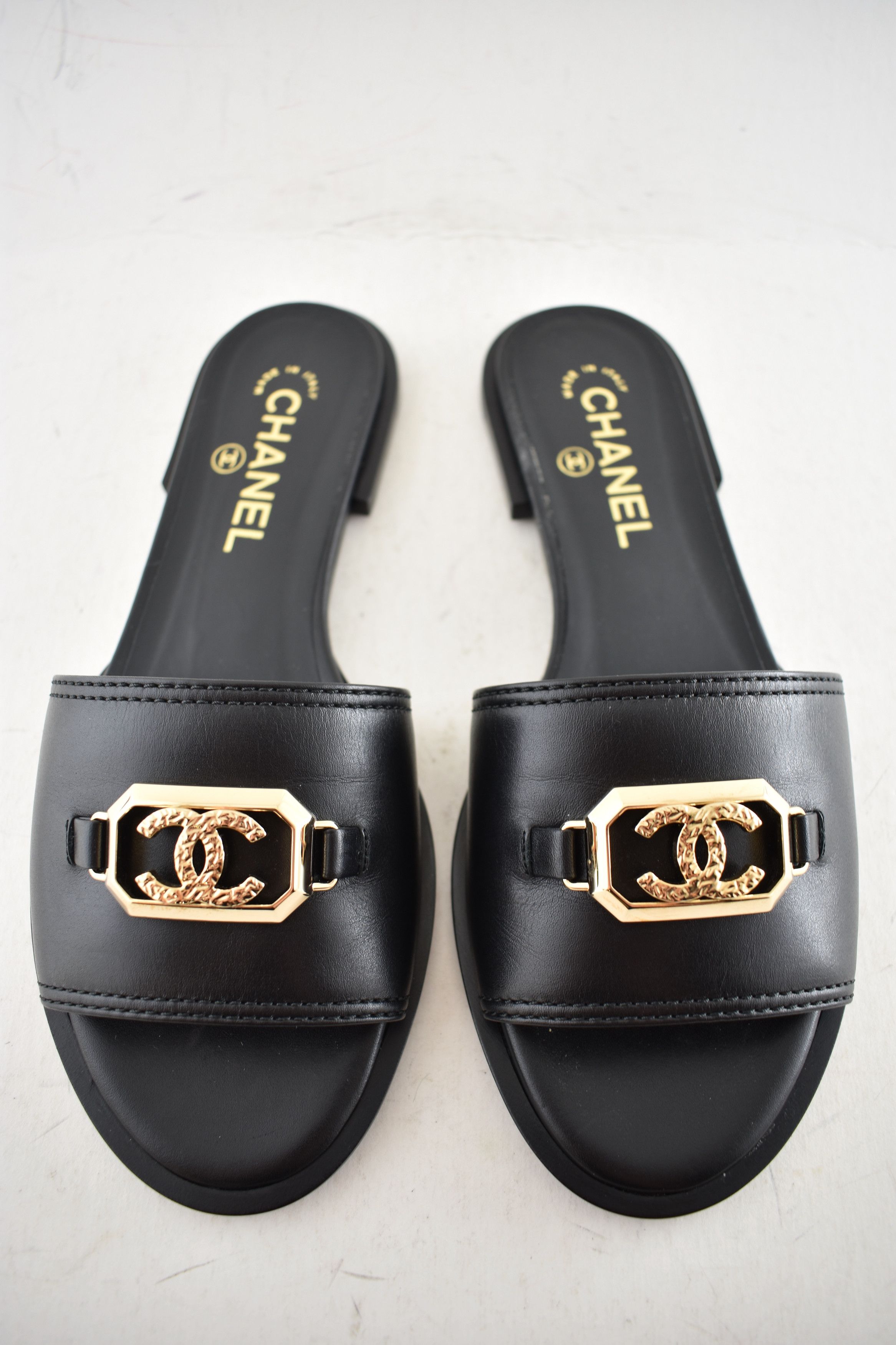 Chanel Chanel 23B Leather Gold CC Logo Mule Slides Sandals Flat 38 Size US 8 / IT 38 - 12 Thumbnail