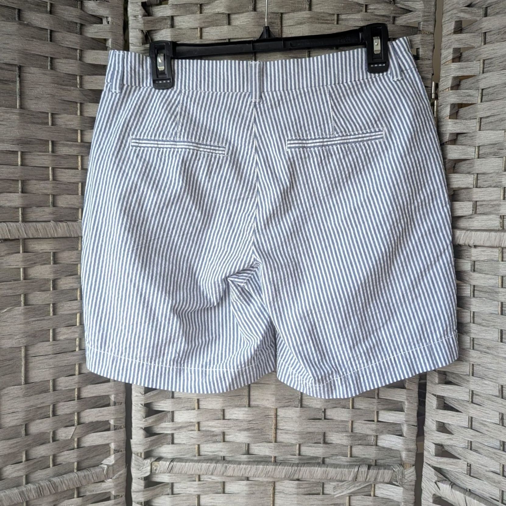 Old Navy VINTAGE? Old Navy Everyday Short Blue White Striped Seersucker Mid-Rise 5" Inseam Size 26" / US 2 / IT 38 - 2 Thumbnail