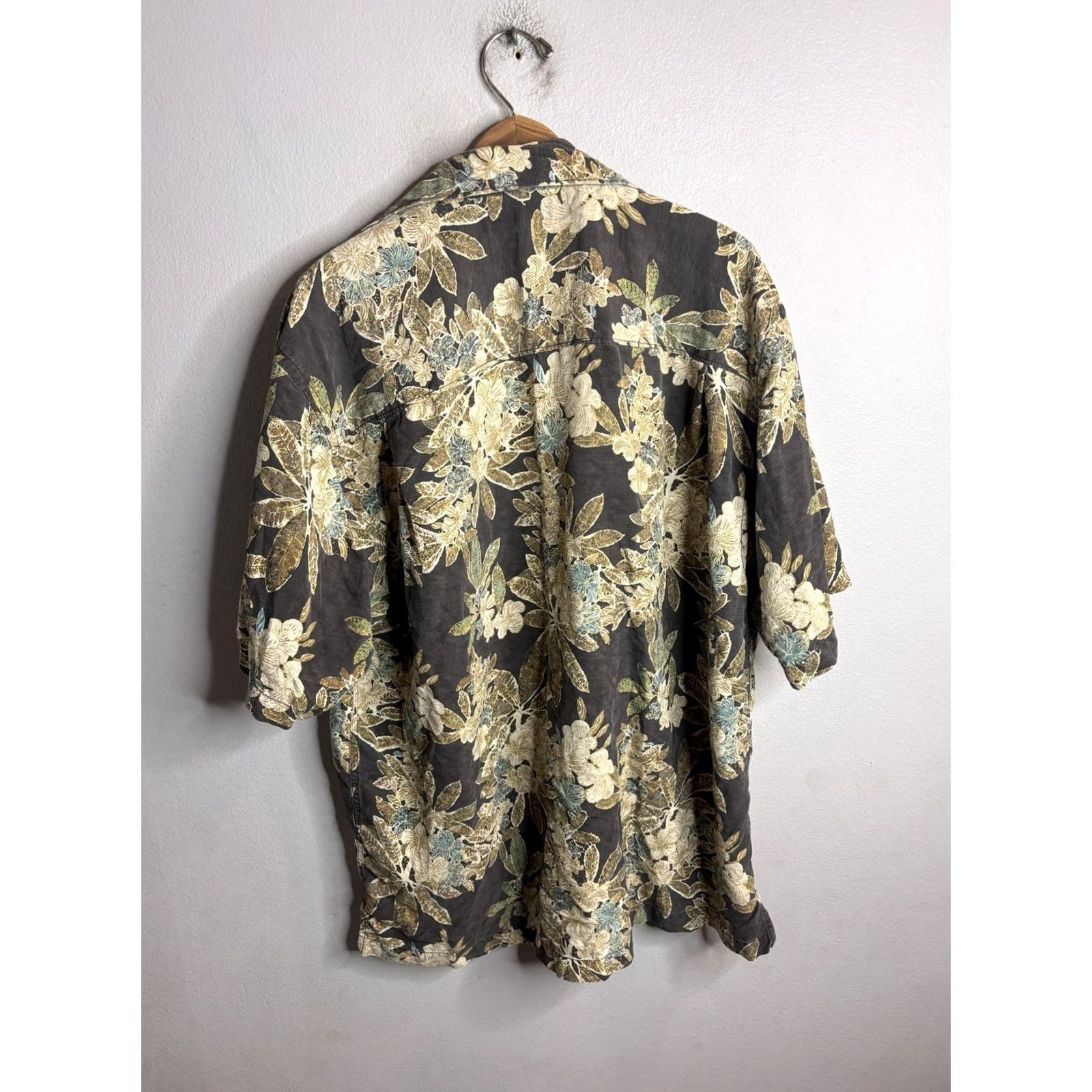 Tommy Bahama Tommy Bahama Shirt Mens XL Gray Silk Hawaiian Floral Camp Button Front Casual Shirt Size US XL / EU 56 / 4 - 4 Thumbnail