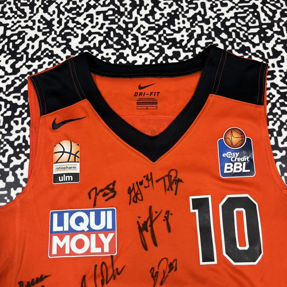 Nike Ratiopharm Ulm Hannah Signed Team Basketball Rare Jersey Size US L / EU 52-54 / 3 - 5 Thumbnail